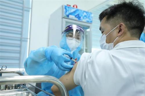 Vaccination starts for 6,800 tourism workers in Quang Ninh province